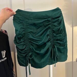 Ruffled skirt
Jade green
Size XS